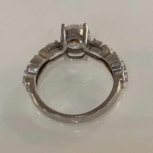 Sterling Silver Ring with Clear Gemstone - Picture 4 of 9